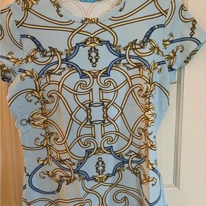 J McLaughlin Light Blue Short Sleeve Tee with Ornate Gold Chain Print
